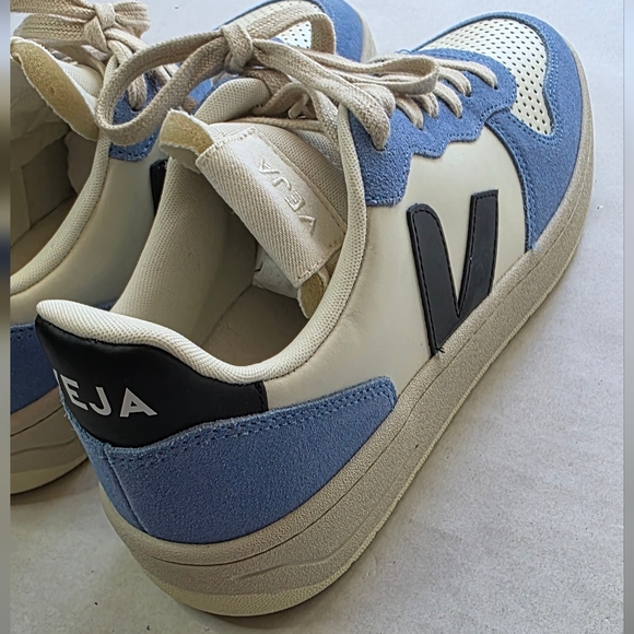 Veja V-10 Sneakers - Picture 8 of 13